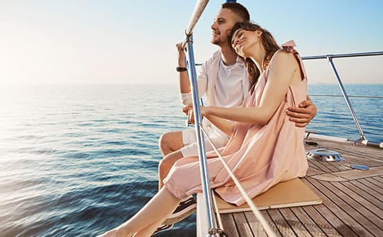 un hombre y una mujer en un barco