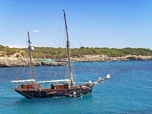 Veleiro ao largo da costa de Maiorca