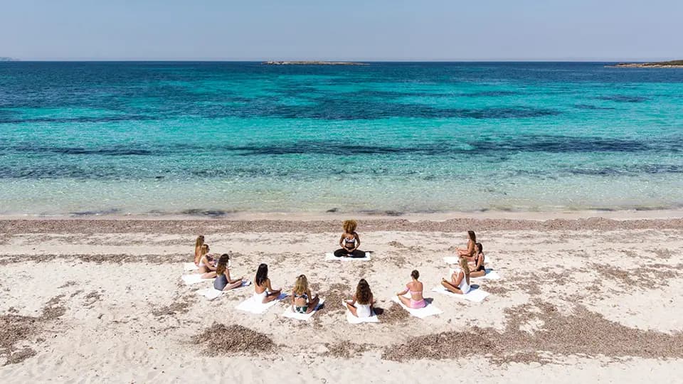 um grupo de mulheres sentadas numa praia