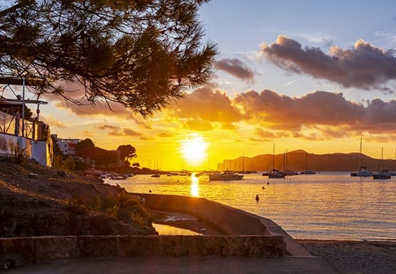 un tramonto su uno specchio d'acqua