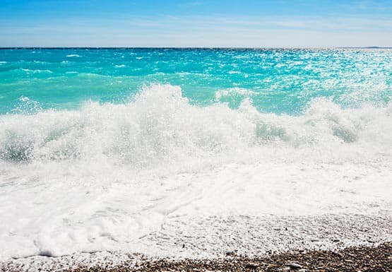 Onde che si infrangono su una spiaggia