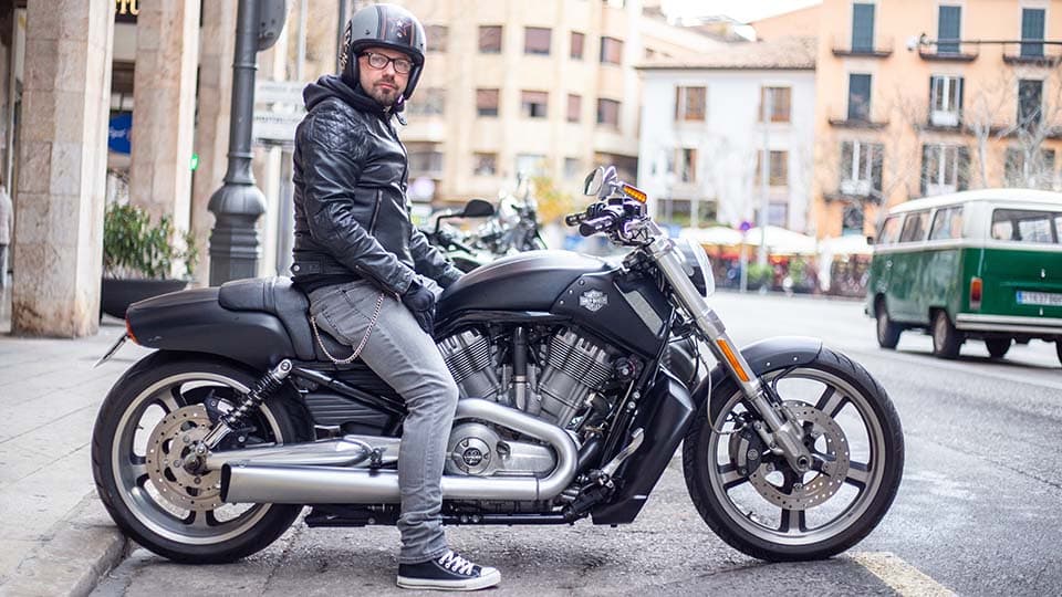 une personne assise sur une moto