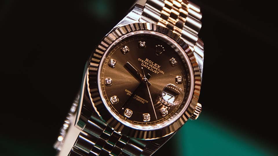 un gros plan d’une montre