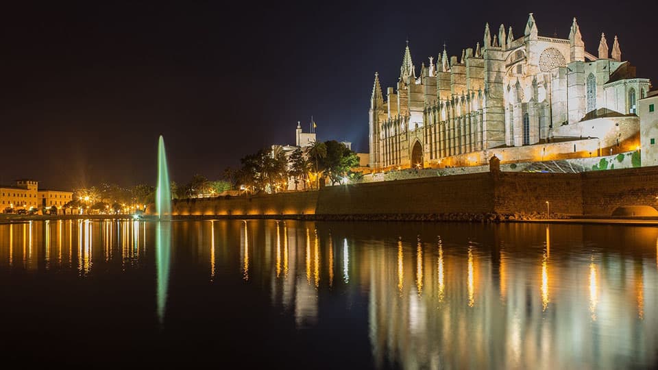 Vista di 101.discover-mallorcas-nightlife-beyond-parties-and-promenades