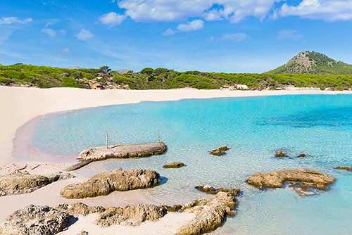 Idyllische Bucht von Cala Agulla an der Nordostküste Mallorcas