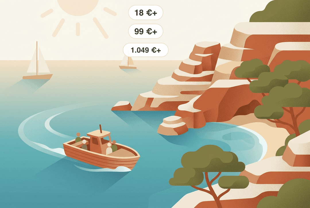 Passeios de barco em Maiorca: barco de excursão junto à costa escarpada, veleiros no horizonte — passeios de grupo simples a partir de cerca de 18 € por pessoa (barco com fundo de vidro), catamarã com tapas desde aproximadamente 99 € e aluguer privado de um barco durante todo o dia a partir de cerca de 1.049 € para todo o barco.