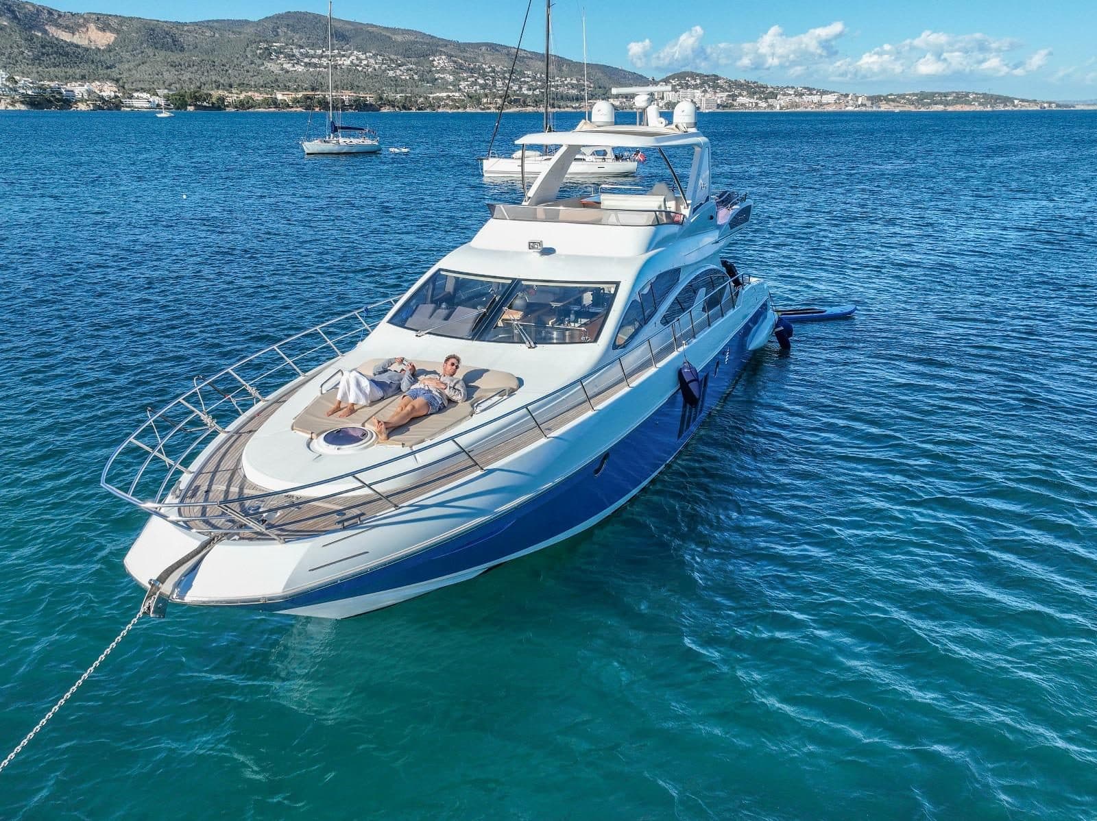 Not Dead Yet – lloguer de Azimut 64 a Mallorca