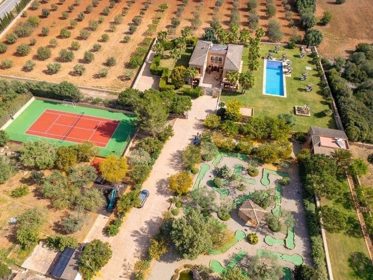 CAMPOS: AGROTURISME EXCLUSIU AMB TENNIS I MINIGOLF