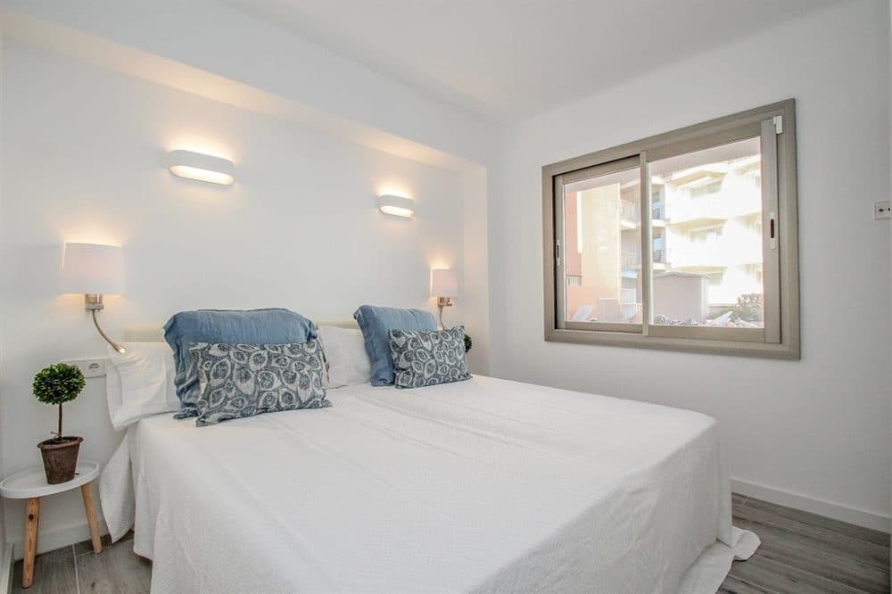 ARENAL: RENOVIERTE ERSTE-REIHE-WOHNUNG MIT MEERBLICK 9