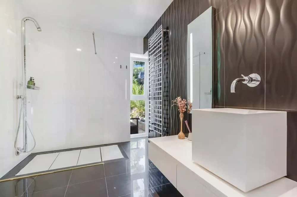 CAS CATALÀ NOU: DETACHED VILLA WITH POOL AND MODERNISATION POTENTIAL 12