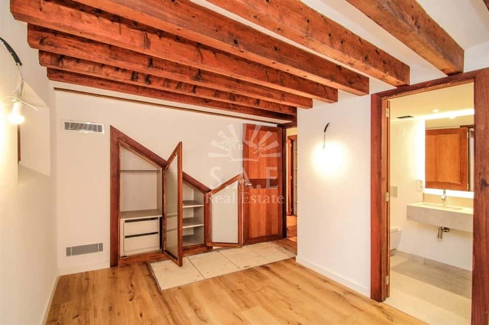 PALMA: RENOVATED EC FLAT IN HISTORIC BUILDING