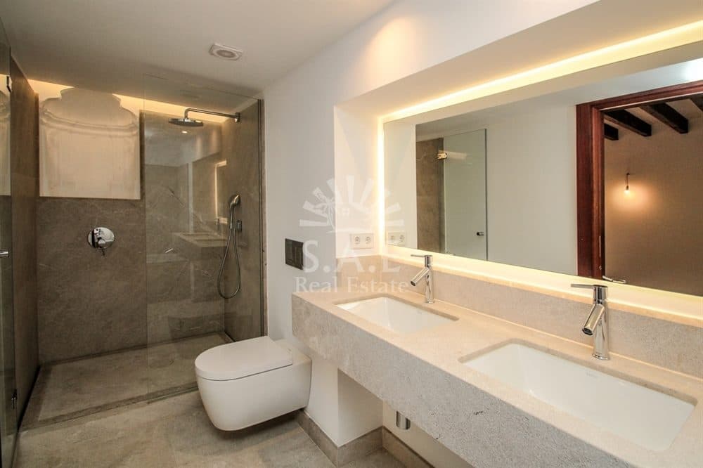 PALMA: RENOVATED EC FLAT IN HISTORIC BUILDING 17