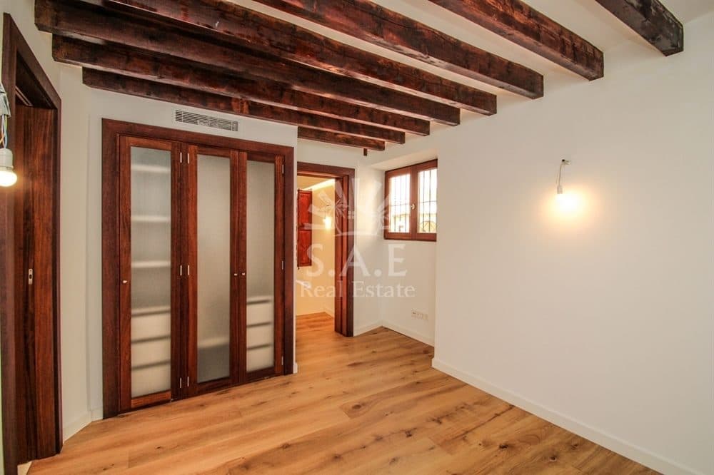 PALMA: RENOVATED EC FLAT IN HISTORIC BUILDING 16