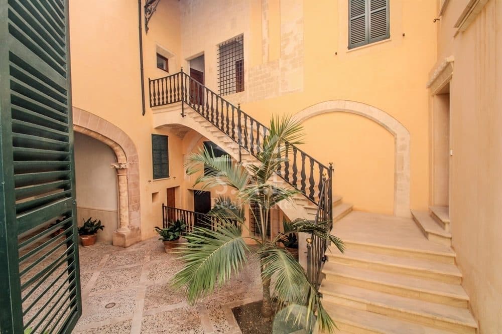 PALMA: RENOVATED EC FLAT IN HISTORIC BUILDING 2