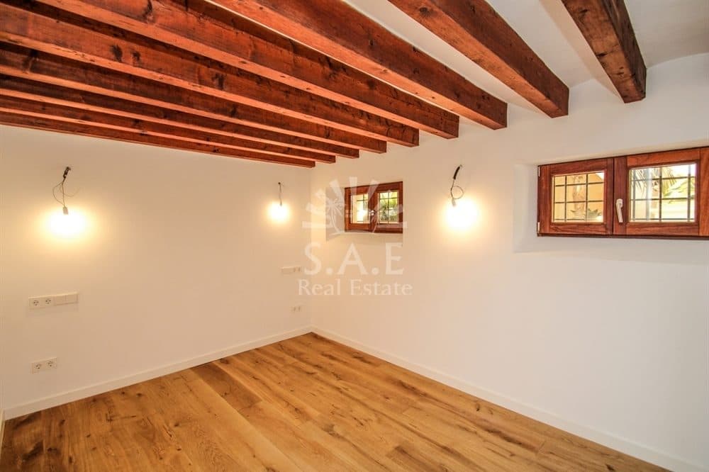 PALMA: RENOVATED EC FLAT IN HISTORIC BUILDING 9