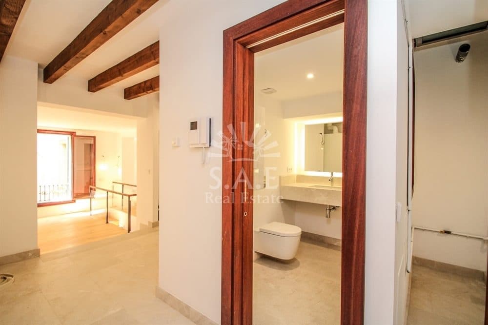 PALMA: RENOVATED EC FLAT IN HISTORIC BUILDING 12