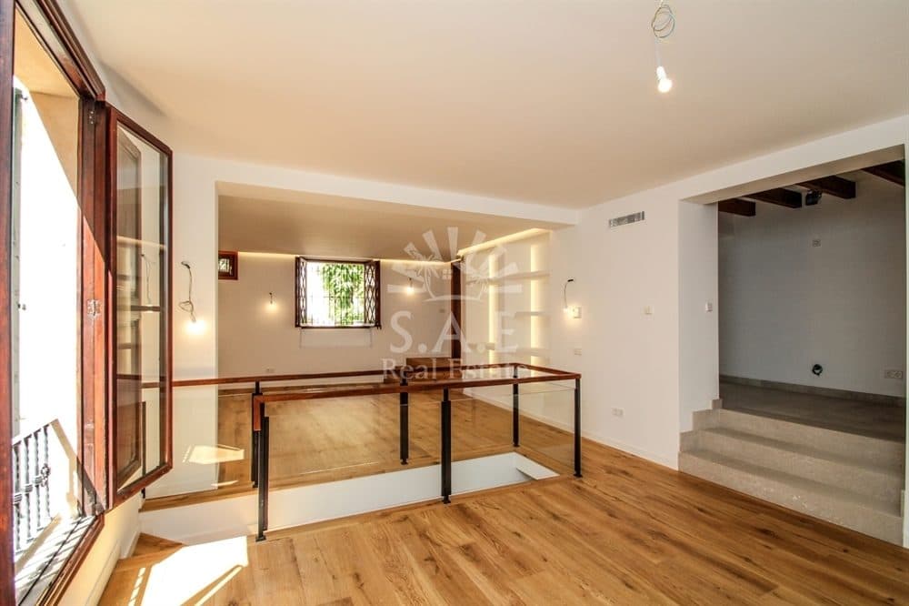 PALMA: RENOVATED EC FLAT IN HISTORIC BUILDING 4