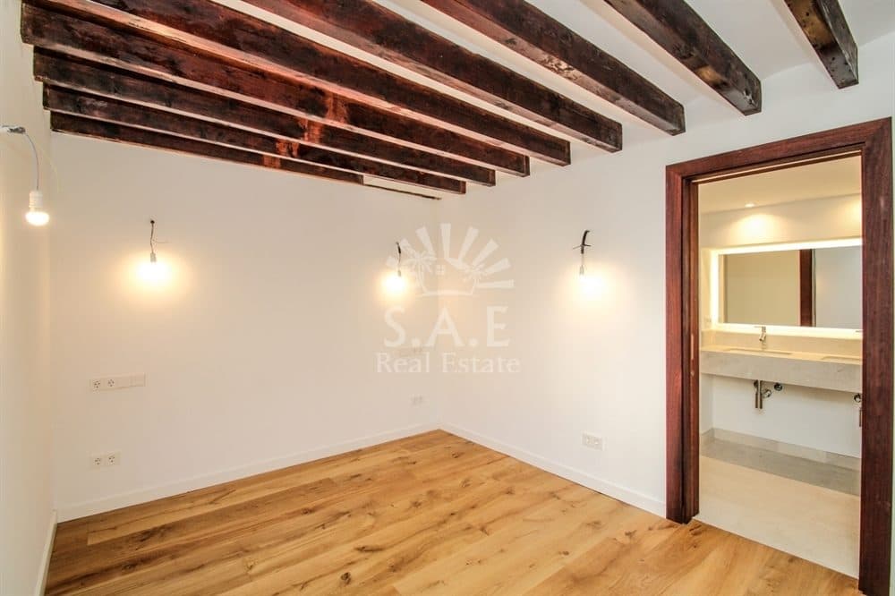 PALMA: RENOVATED EC FLAT IN HISTORIC BUILDING 7