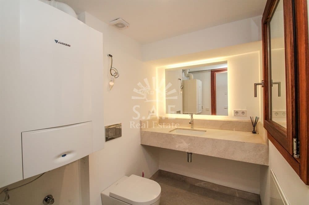 PALMA: RENOVATED EC FLAT IN HISTORIC BUILDING 11