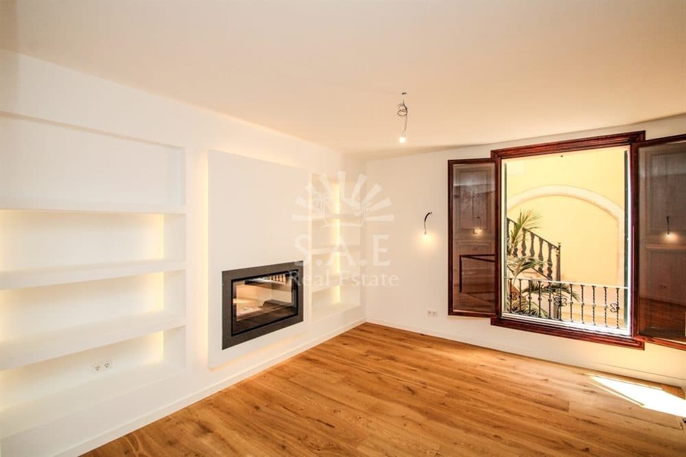 PALMA: RENOVATED EC FLAT IN HISTORIC BUILDING 3