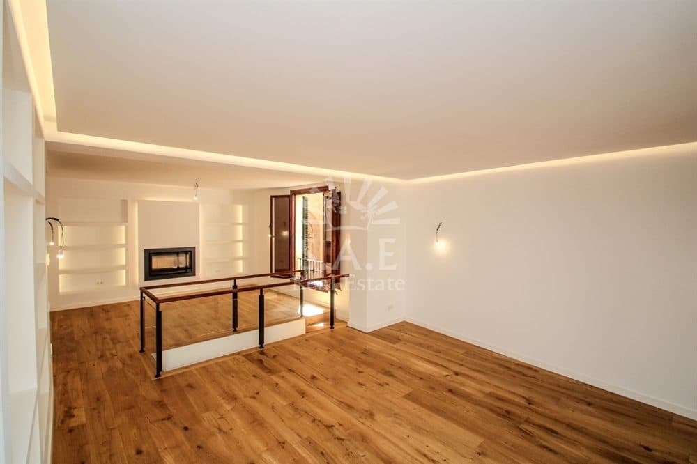 PALMA: RENOVATED EC FLAT IN HISTORIC BUILDING 15