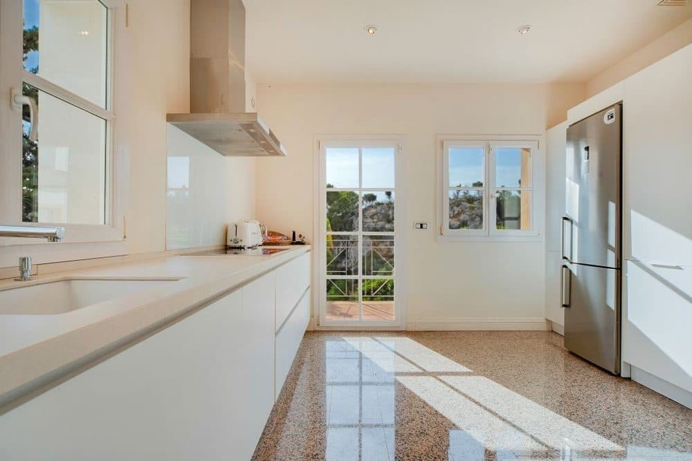 SON VIDA: HOLLYWOOD-STYLE LUXURY VILLA WITH HOLIDAY RENTAL LICENSE 24