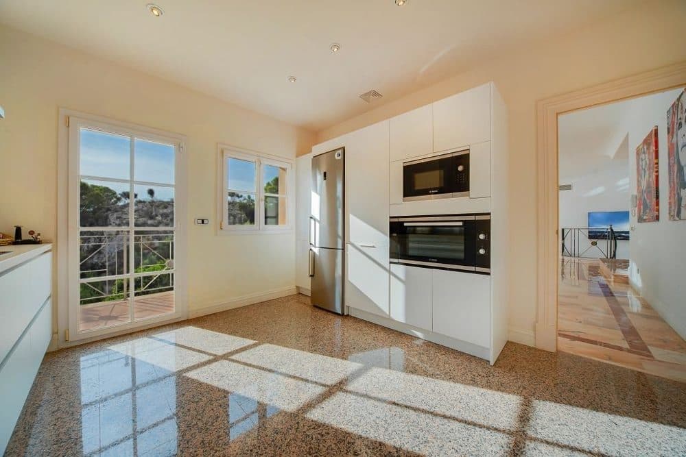 SON VIDA: HOLLYWOOD-STYLE LUXURY VILLA WITH HOLIDAY RENTAL LICENSE 25