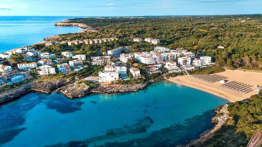 PORTOCOLOM: INVESTMENT BEACHFRONT HOLIDAY APARTMENT WITH 5% GUARANTEED YIELD 1