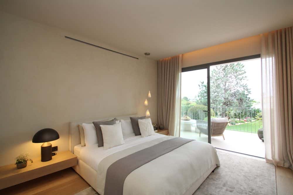 PALMANYOLA: HIGH-END DESIGNER VILLA WITH LARGE GARDEN 23