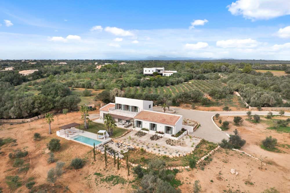 SES SALINES: MODERN FINCA WITH POOL AND VIEWS OVER THE VILLAGE