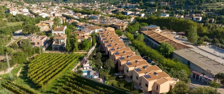 ESPORLES: CASES ADOSSADES D'OBRA NOVA EN UN PAISATGE DE SOMNI 16