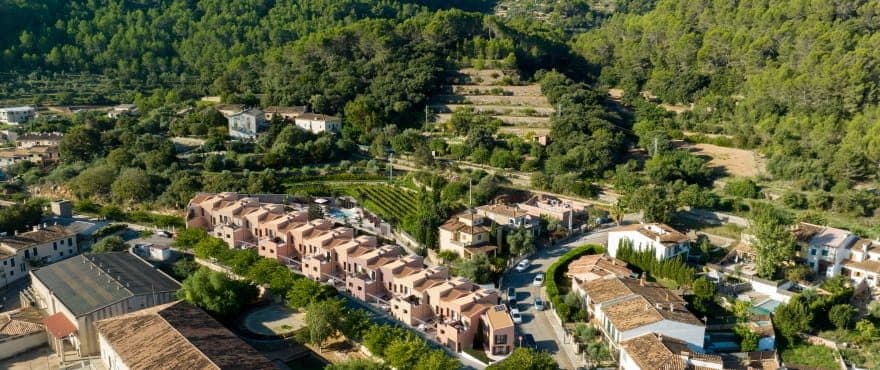 ESPORLES: CASES ADOSSADES D'OBRA NOVA EN UN PAISATGE DE SOMNI 15