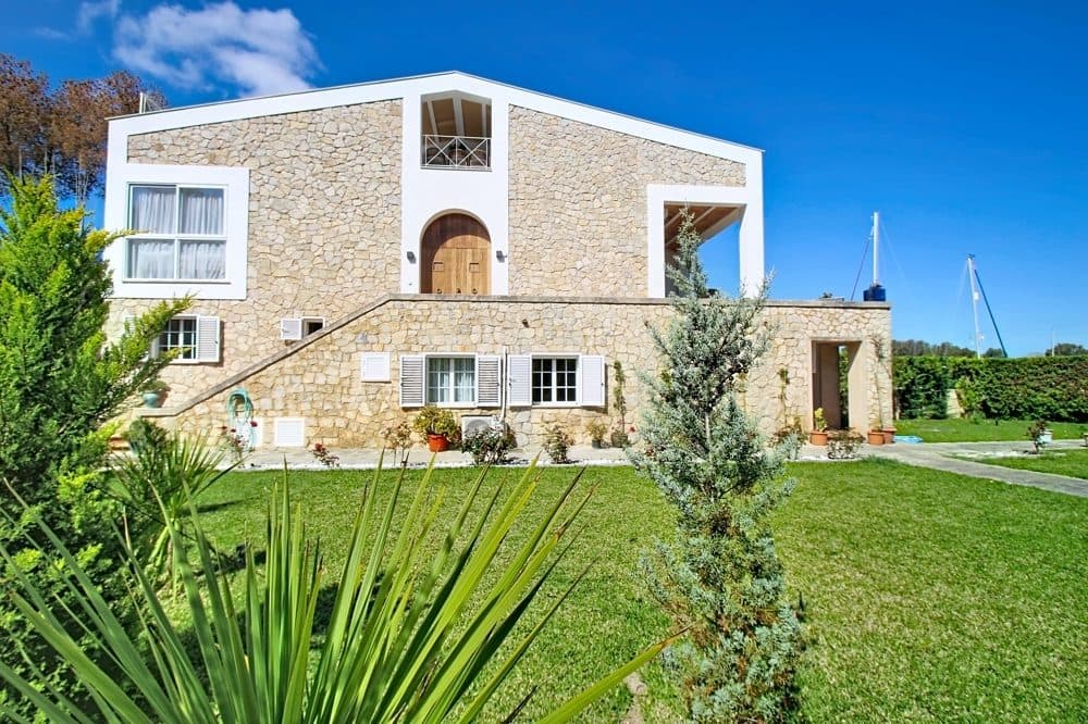 BONAIRE: UNIQUE FRONTLINE PROPERTY WITH GARDEN AND PANORAMIC VIEWS