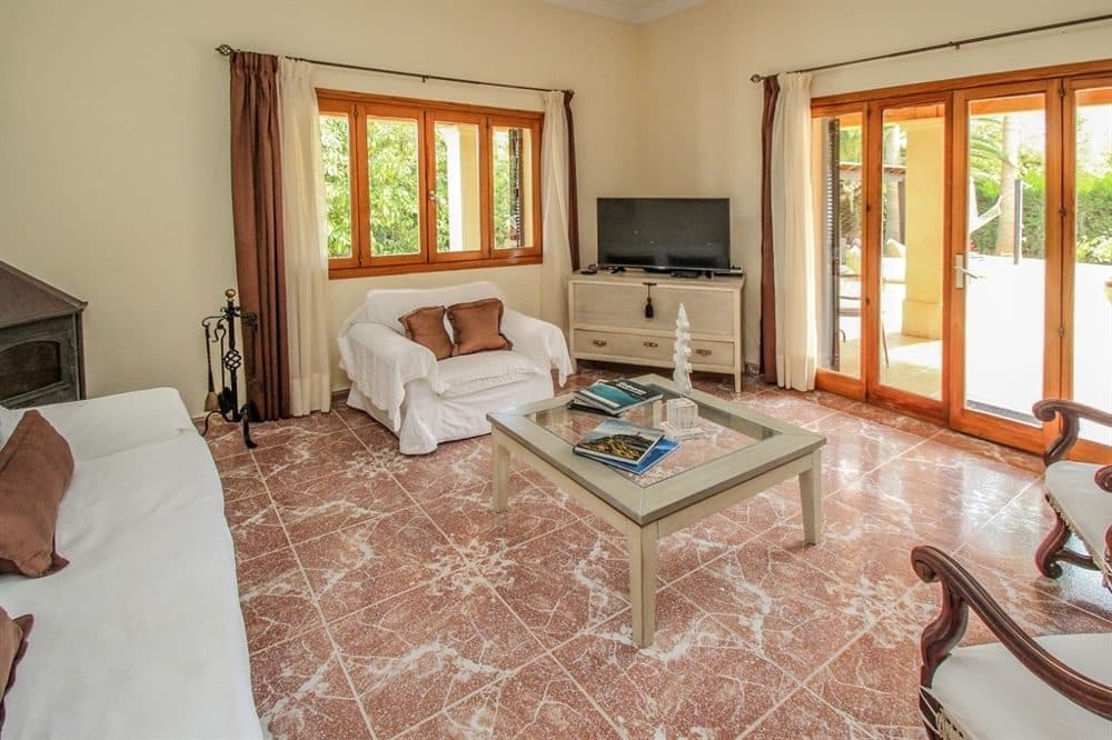 MALLORCA: IDYLLIC FINCA WITH AVOCADO TREES AND ETV LICENCE 10