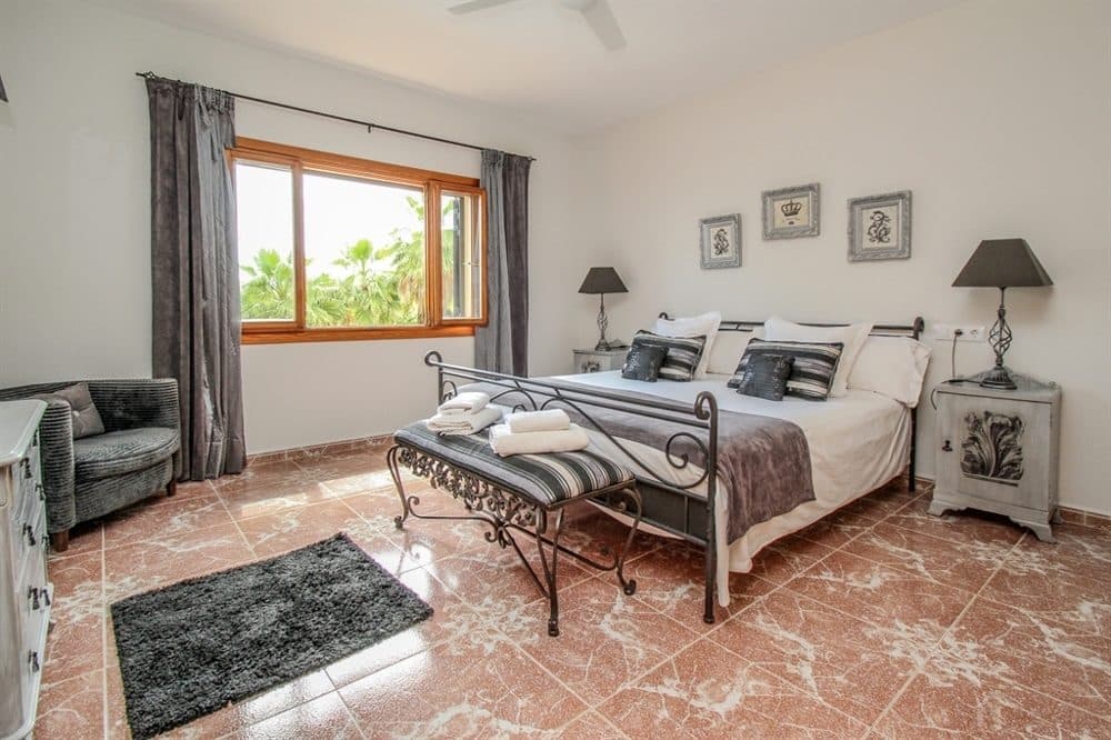 MALLORCA: IDYLLIC FINCA WITH AVOCADO TREES AND ETV LICENCE 20