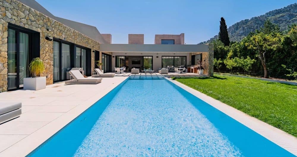 ESPORLES: VIL·LA D'OBRA NOVA AMB PISCINA D'AIGUA SALADA I CASA INTEL·LIGENT