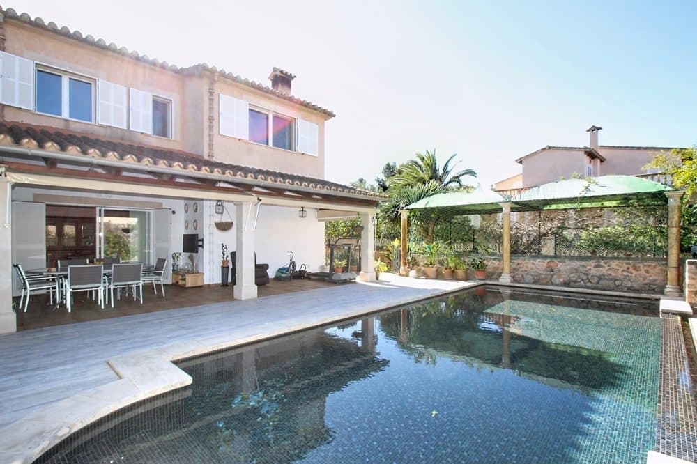 CALA BLAVA: VILLA MIT SALZWASSERPOOL UND GARTEN