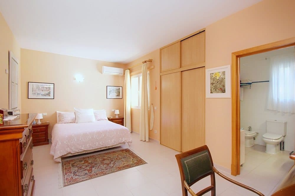 CALA BLAVA: VILLA CON PISCINA DE AGUA SALADA Y JARDÍN 24