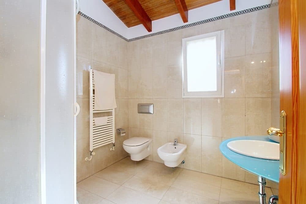 CALA BLAVA: VILLA CON PISCINA DE AGUA SALADA Y JARDÍN 27