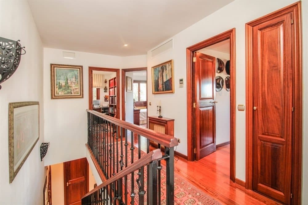 BENDINAT: RARITY! DETACHED SEMI-DETACHED HOUSE NEAR THE BEACH 24