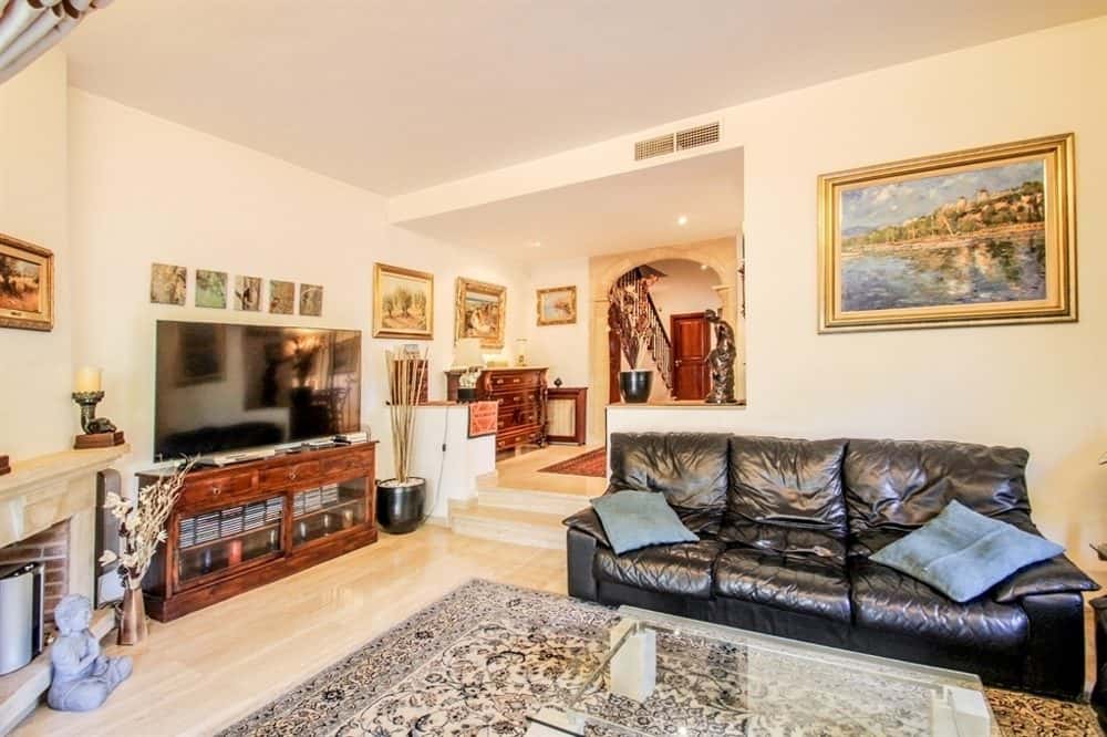 BENDINAT: RARITY! DETACHED SEMI-DETACHED HOUSE NEAR THE BEACH 9