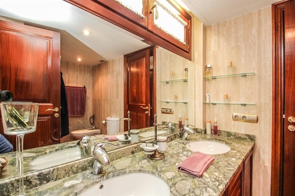 BENDINAT: RARITY! DETACHED SEMI-DETACHED HOUSE NEAR THE BEACH 28