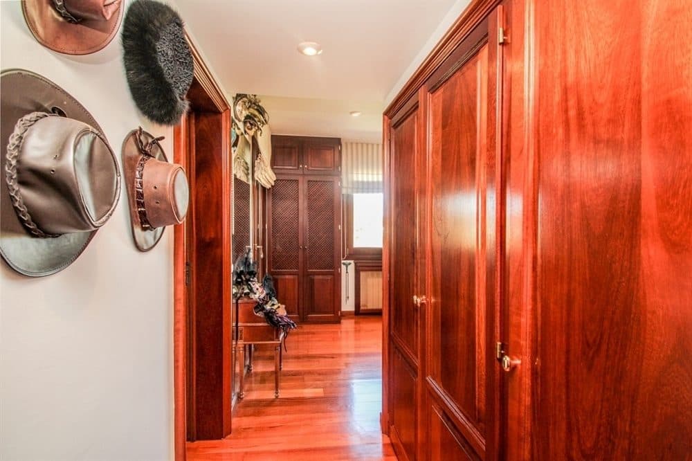 BENDINAT: RARITY! DETACHED SEMI-DETACHED HOUSE NEAR THE BEACH 25