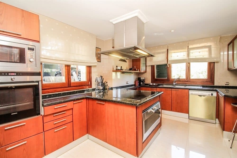 BENDINAT: RARITY! DETACHED SEMI-DETACHED HOUSE NEAR THE BEACH 17
