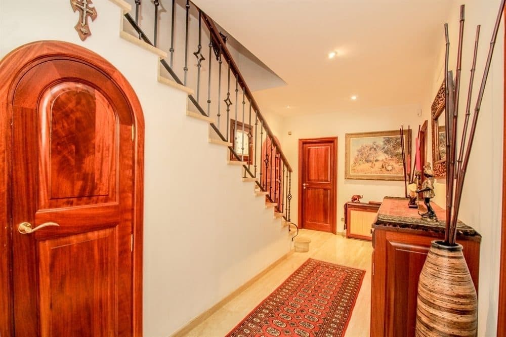 BENDINAT: RARITY! DETACHED SEMI-DETACHED HOUSE NEAR THE BEACH 12