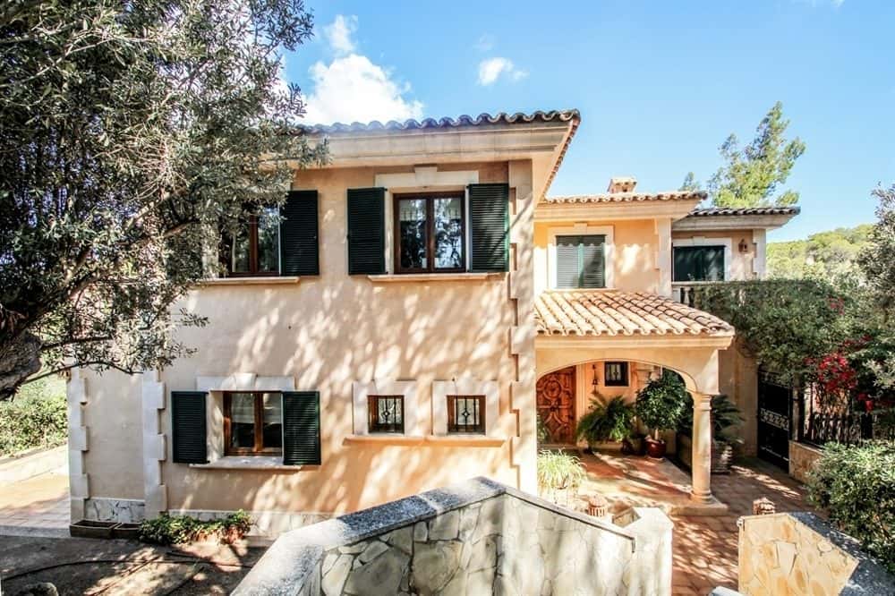 BENDINAT: RARITY! DETACHED SEMI-DETACHED HOUSE NEAR THE BEACH