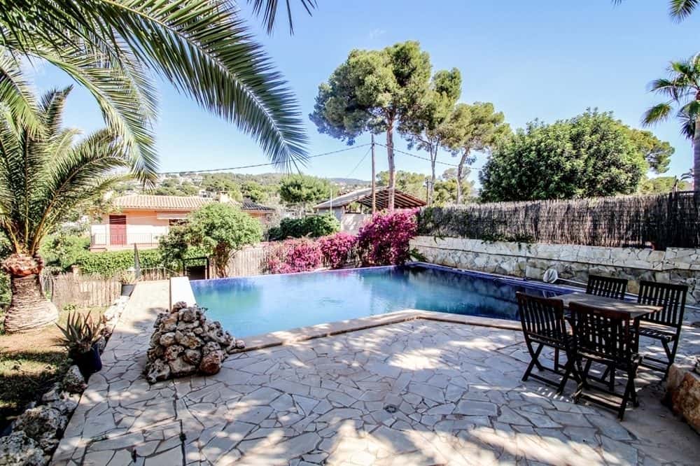 BENDINAT: RARITY! DETACHED SEMI-DETACHED HOUSE NEAR THE BEACH 2