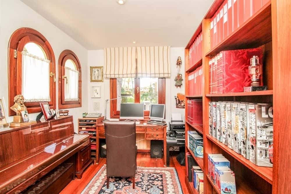 BENDINAT: RARITY! DETACHED SEMI-DETACHED HOUSE NEAR THE BEACH 19