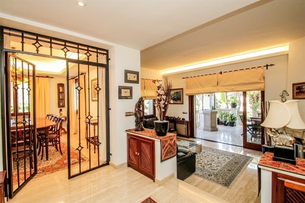 BENDINAT: RARITY! DETACHED SEMI-DETACHED HOUSE NEAR THE BEACH 11