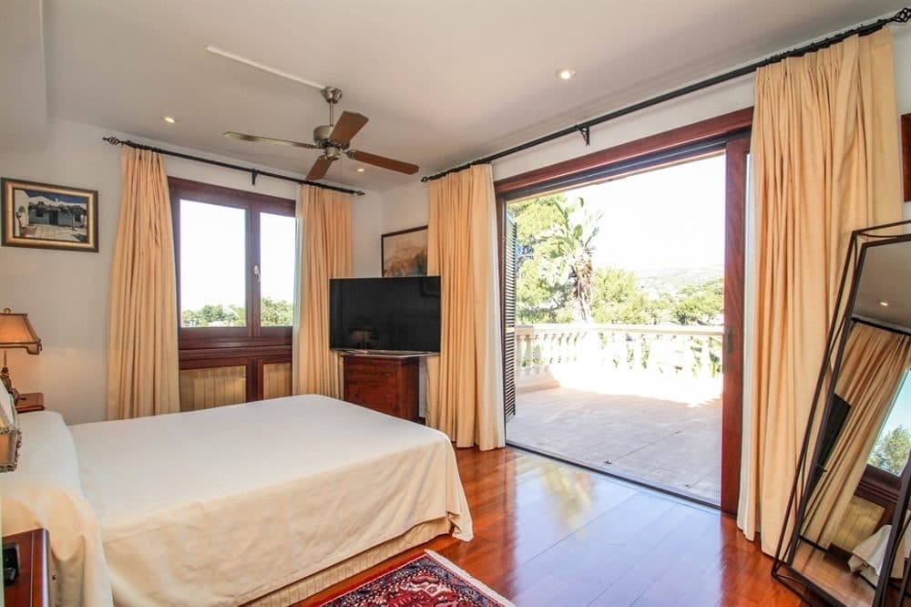 BENDINAT: RARITY! DETACHED SEMI-DETACHED HOUSE NEAR THE BEACH 23
